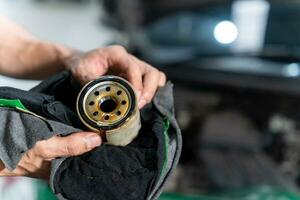 auto mecânico é verificação a óleo filtro do a carro dentro carro reparar estação. foto