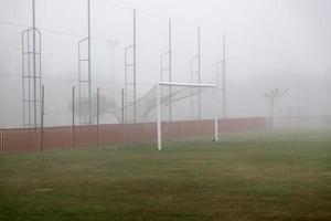 gol de futebol no nevoeiro foto