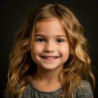 uma pequeno menina com grandes encaracolado cabelo sorridente às a Câmera generativo ai foto