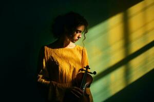 uma mulher dentro uma amarelo vestir segurando uma violino generativo ai foto