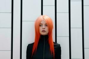 uma mulher com brilhante laranja cabelo em pé dentro frente do uma branco parede generativo ai foto