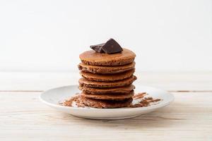 pilha de panqueca de chocolate com chocolate em pó foto