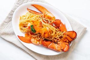 espaguete de lagosta com ovo de camarão em prato branco foto