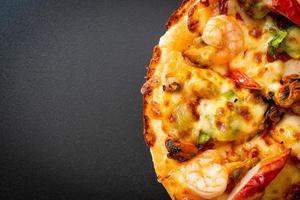 frutos do mar de camarão, polvo, mexilhão e pizza de caranguejo em bandeja de madeira