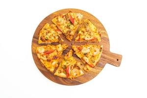 pizza de frutos do mar na bandeja de madeira isolada no fundo branco