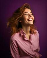retrato do uma lindo jovem mulher rindo em uma roxa fundo estoque foto generativo ai