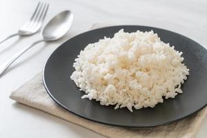 arroz branco de jasmim tailandês cozido no prato foto