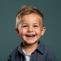 retrato do uma sorridente pequeno Garoto em uma azul fundo generativo ai foto