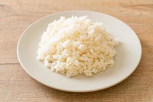 arroz branco de jasmim tailandês cozido no prato foto