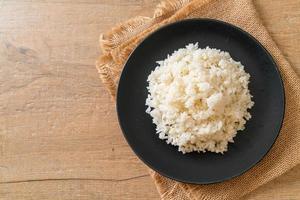 arroz branco de jasmim tailandês cozido no prato