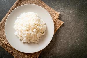 arroz branco de jasmim tailandês cozido no prato foto