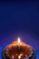 lâmpadas diya de argila acesas durante a celebração de diwali design de cartão de cumprimentos festival de luz hindu indiano chamado diwali