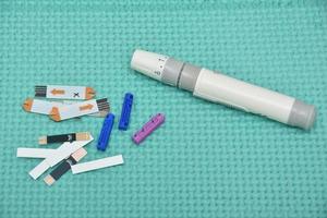 caneta lanceta e tiras de teste de glicose para diabetes foto