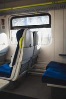 interior de um vagão de trem vazio - poltronas macias e grandes janelas brilhantes