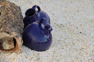 vaso de cerâmica azul sobre pedras para decoração de jardim foto