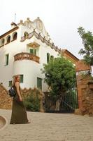 jovem, viajando para barcelona, parque guell, férias espanholas foto