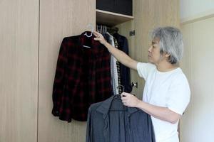 homem asiático com guarda-roupa foto