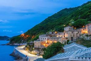 visão noturna da aldeia qinbi em matsu, taiwan foto