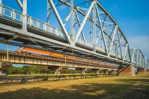 ponte de ferro sobre o rio kao ping na cidade de kaohsiung, taiwan foto