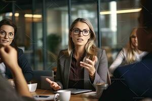 empresária explicando colegas durante encontro dentro escritório , generativo ai. foto