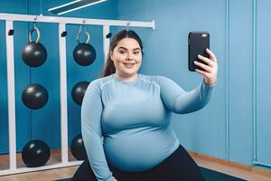 jovem gordo excesso de peso mais Tamanho grande gordo em forma mulher Faz selfie tiro em Móvel célula telefone isolado em fundo estúdio casa Academia exercite-se esporte conceito , generativo ai foto