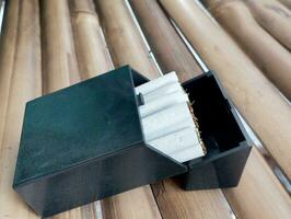 cigarros e fósforos em a bambu mesa foto