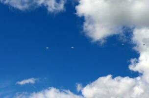 pára-quedistas militares exercícios - pára-quedismo a partir de uma helicóptero contra a fundo do nuvens e azul céu dentro verão - horizontal foto, inferior Visão foto