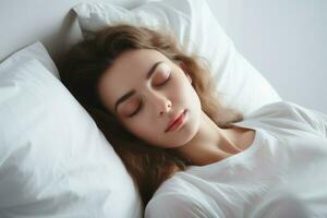 jovem mulher dormindo em branco travesseiro. gerar ai foto
