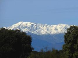 bela vista do pico nevado da montanha foto