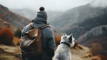 homem caminhada dentro fofo barbudo cinzento cachorro dentro montanhas dentro outono animal adoção viajando com cachorro generativo ai foto