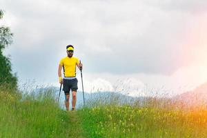 caminhada nórdica em prado de montanha foto