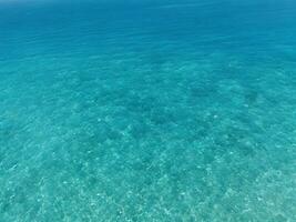 azul mar superfície, topo Visão foto