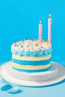aniversário bolo em azul fundo com velas foto