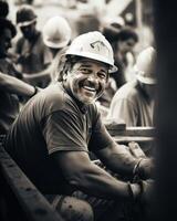 retrato do uma construção trabalhador sorridente dentro uma construção local. Preto e branco. trabalho dia foto