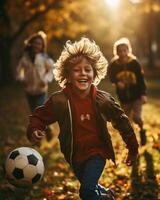 feliz família jogando futebol dentro outono parque. pai, mãe e filho tendo Diversão junto. foto