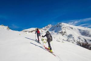 duas mulheres praticam esqui alpino