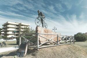 a monumento para marco calça dentro cesenatico. foto