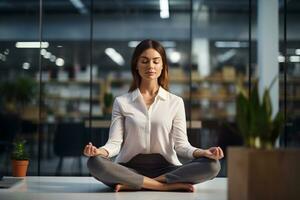 meditando mulher às dela movimentado escritório posto de trabalho com lado direito copyspace exibindo escritório profundidade ai generativo foto