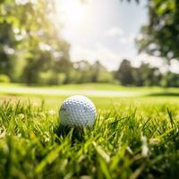 essência do golfe em uma sonhadores dia com uma bola dentro a primeiro plano contra uma iluminado pelo sol horizonte ai generativo foto