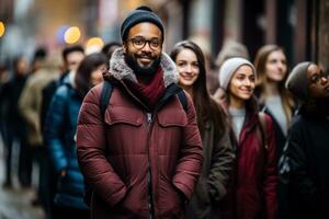 diverso indivíduos calmamente fila pacientemente esperando seus virar dentro linha foto