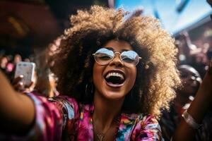 africano americano mulher com afro multidão surfar fãs às show segurando iphones dentro colorida roupas e legal oculos de sol foto