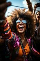 africano americano mulher com afro multidão surfar fãs às show segurando iphones dentro colorida roupas e legal oculos de sol foto
