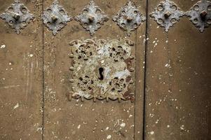 fechadura na porta de madeira foto