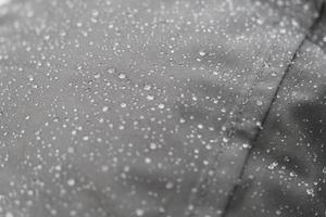 capa de chuva molhada feita de tecido impermeável cinza liso e apertado foto