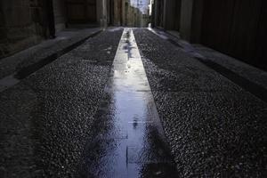 chão molhado da rua