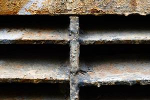 close-up da parede de treliça de metal enferrujado foto