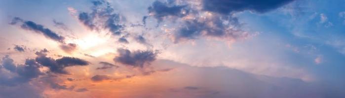 céu dramático panorama com nuvem na hora do nascer e do pôr do sol. foto