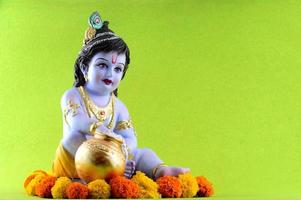 deus hindu Krishna sobre fundo verde foto