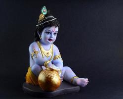 deus hindu Krishna em fundo escuro foto