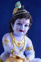 deus hindu Krishna sobre fundo azul